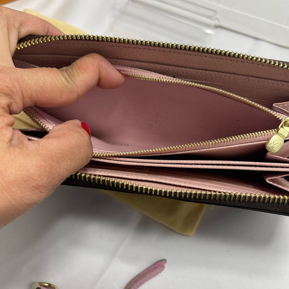 - Louis Vuitton Zippy Wallet in Monogram, comes with dust bag, box and receipt. - Picture 8 of 14